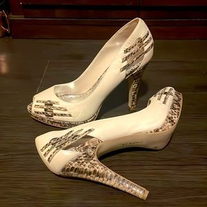 BCBG Vintage Cream Snake Print Peep Toe Heels 9.5 NWOT.